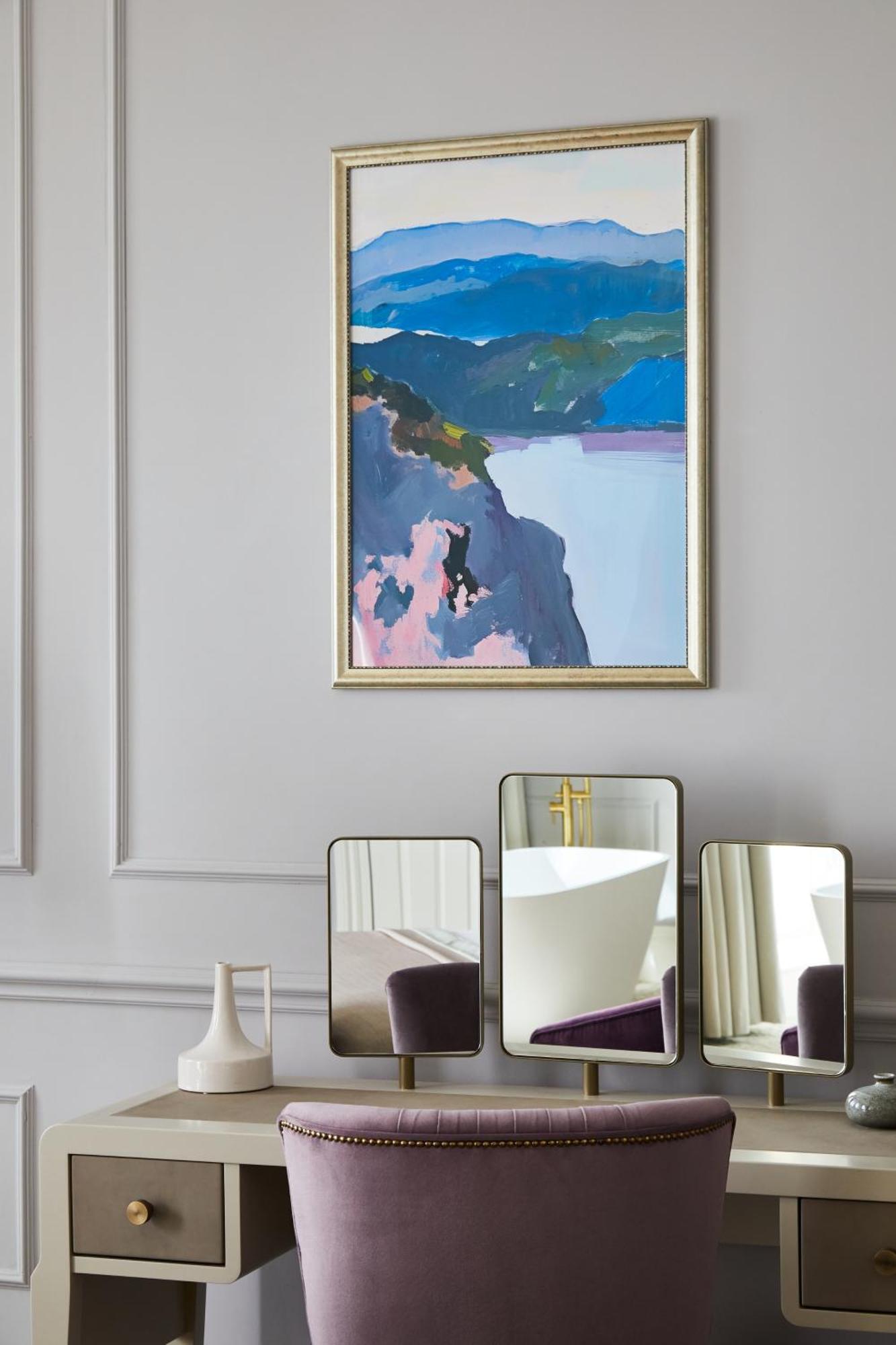 Hotel The Grand Hove Esterno foto The photo shows a stylish interior setting. In the background, there is a large abstract painting framed in gold, featuring vibrant colors such as blue, green, pink, and white, likely depicting a landscape. In the foreground, there are three mirrors 
