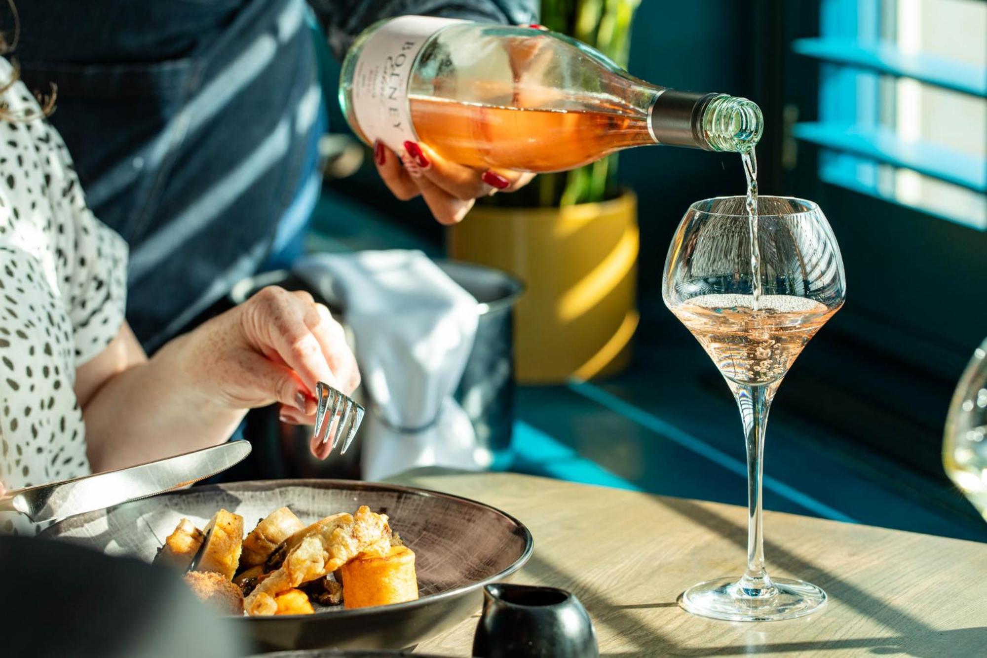 Hotel The Grand Hove Esterno foto A wine server pouring wine