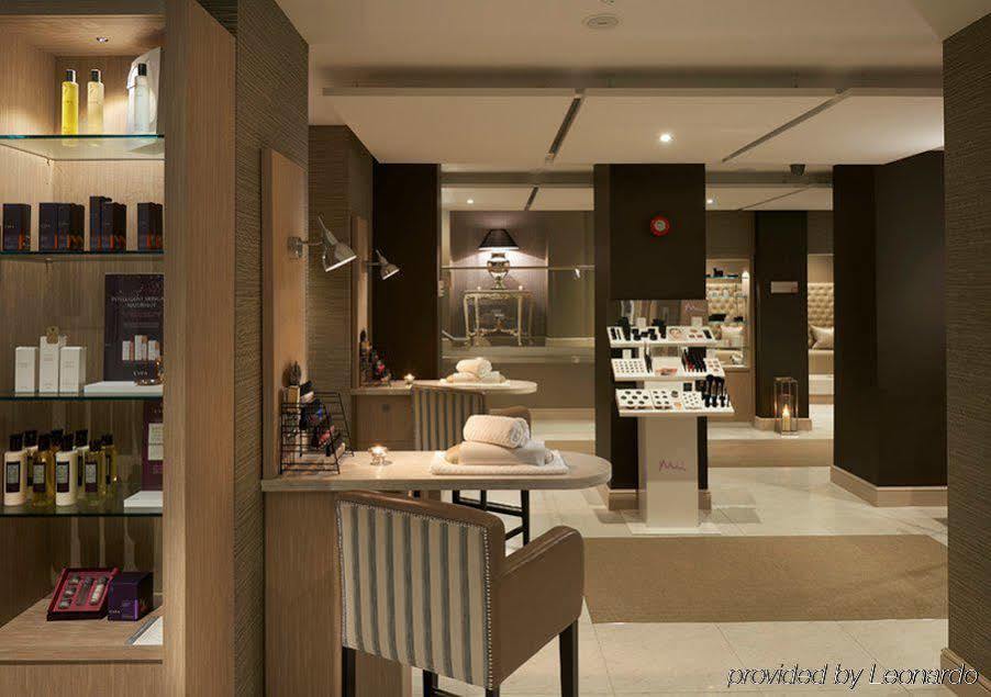 Hotel The Grand Hove Esterno foto The photo shows the interior of a spa or wellness center. There are shelves displaying various beauty and skincare products, such as lotions and oils. The space features modern decor with soft lighting and a calm, inviting atmosphere. There are seati